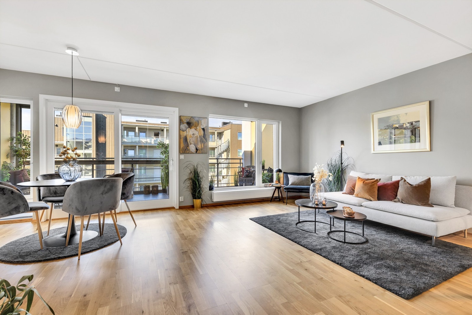 Store
vindusflater gir et godt lysinnslipp som, sammen med overflater malt i tidsriktige fargetoner, bidrar til en lett og luftig atmosfære. Galleribilde