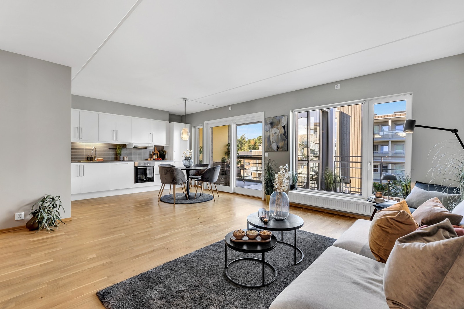 EM1 v/Frank Robert Bae har gleden av å presentere en flott 3-roms toppleilighet beliggende på populære Grilstad Park. Galleribilde