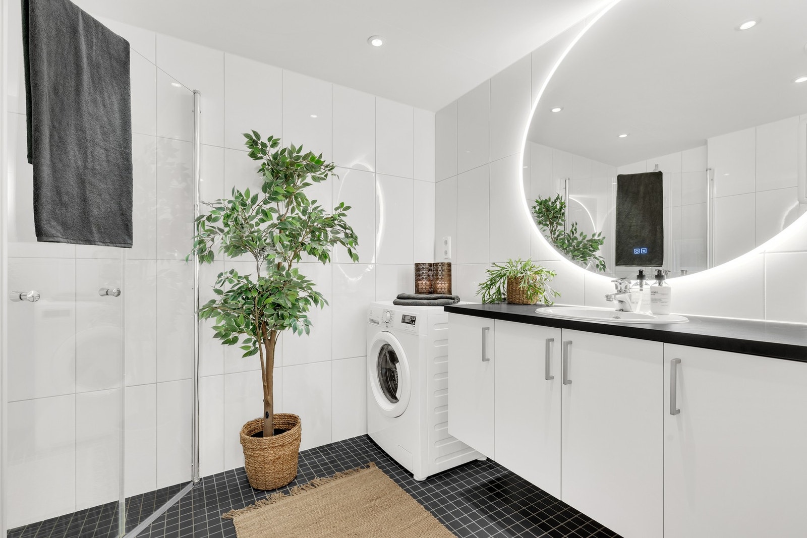 Opplegg for vaskemaskin og mye lagringsplass i innredning. Nytt speil med integrert lys. Galleribilde