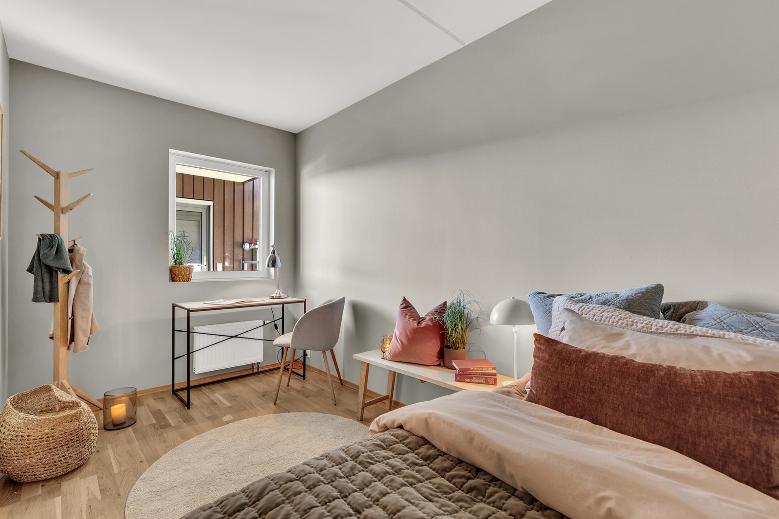 Gjesterommet er på 8 kvm og har god plass til både dobbeltseng og garderobeløsning. Galleribilde