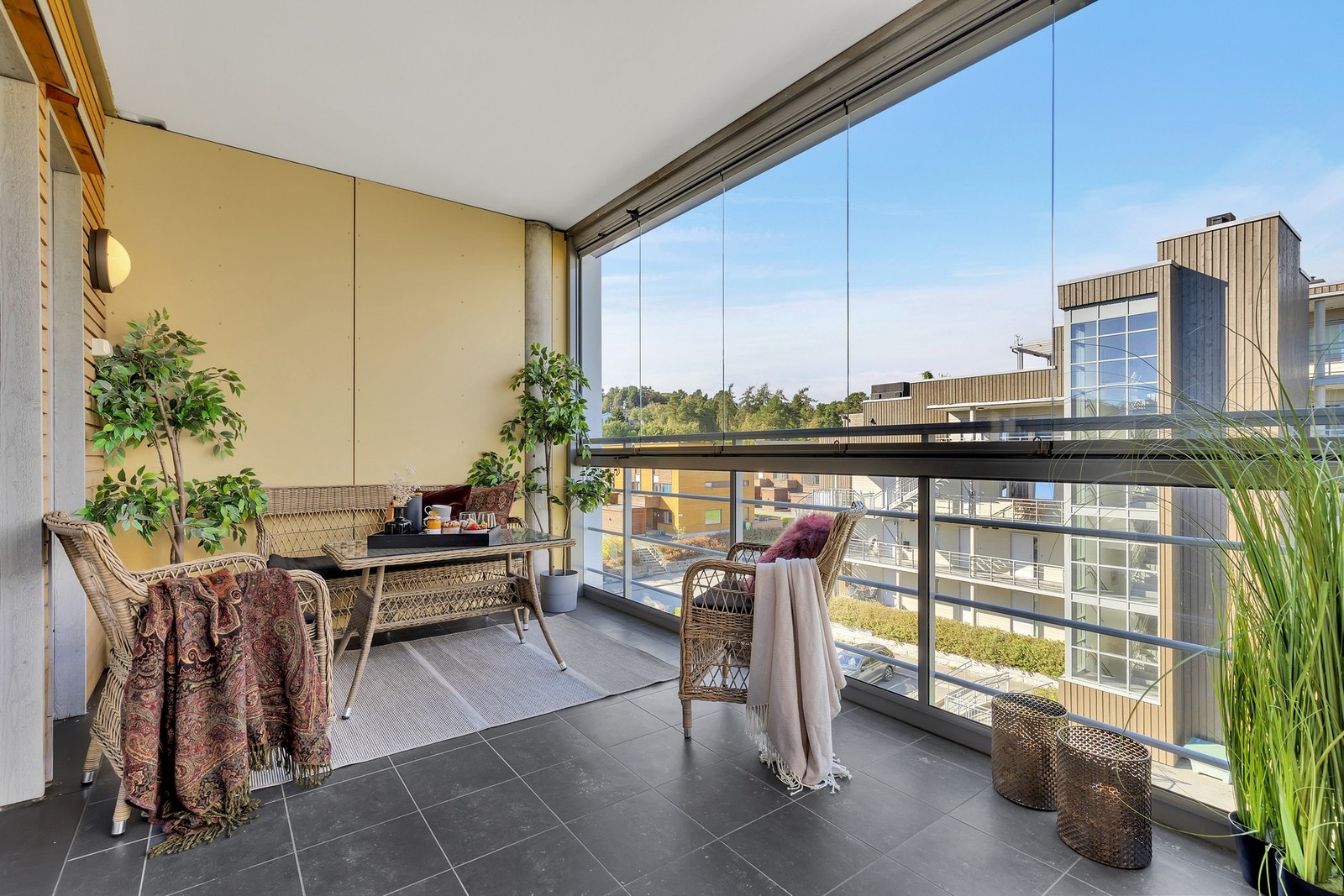 Fra kjøkken/stue er det utgang til stor innglasset verandaen på 10 kvm. Galleribilde