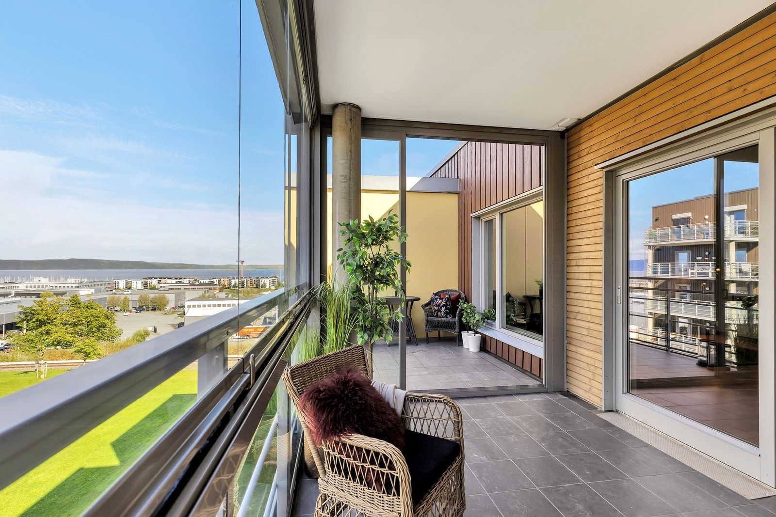 Her nyter du solen på dag- og kveldstid - og siden verandaen er innglasset har den høy bruksverdi året rundt. Galleribilde