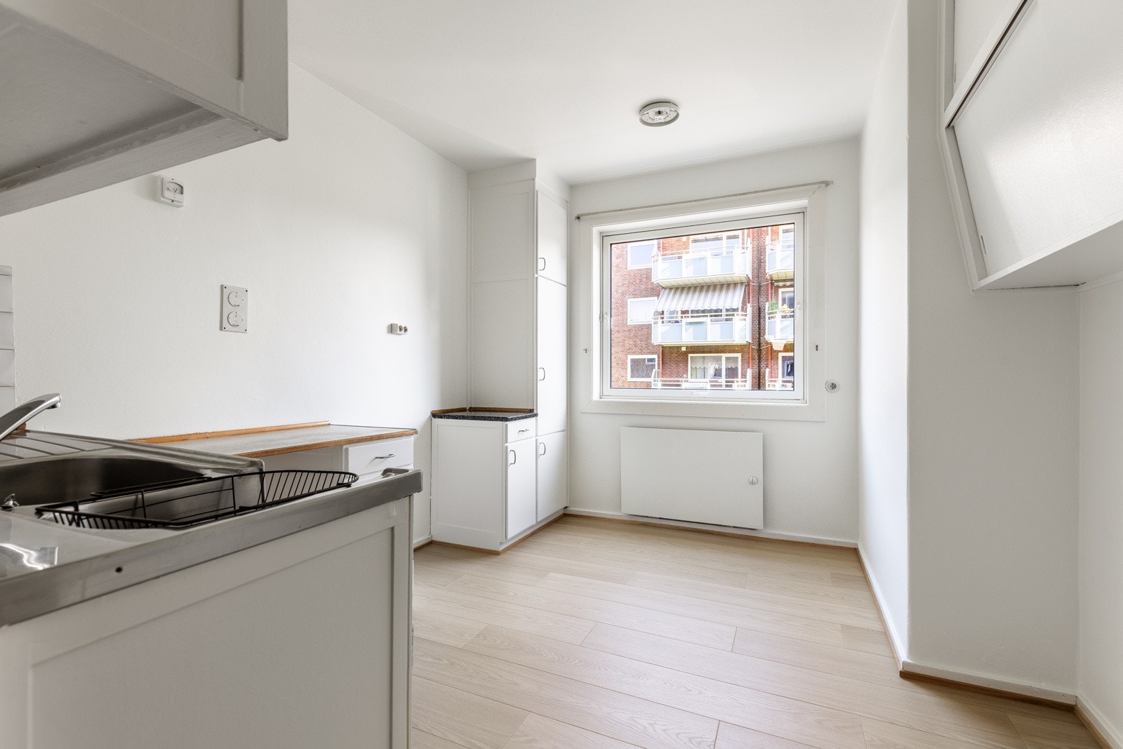 Rommet har en god størrelse og har plass til kjøkken med gode arbeidsflater og oppbevaring. Galleribilde