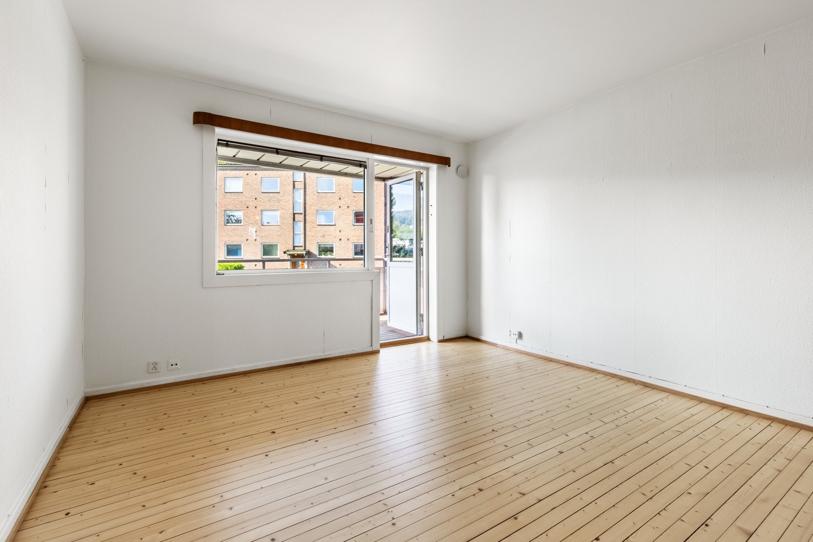 Fra stuen er det adkomst til en romslig, overbygget balkong. Galleribilde