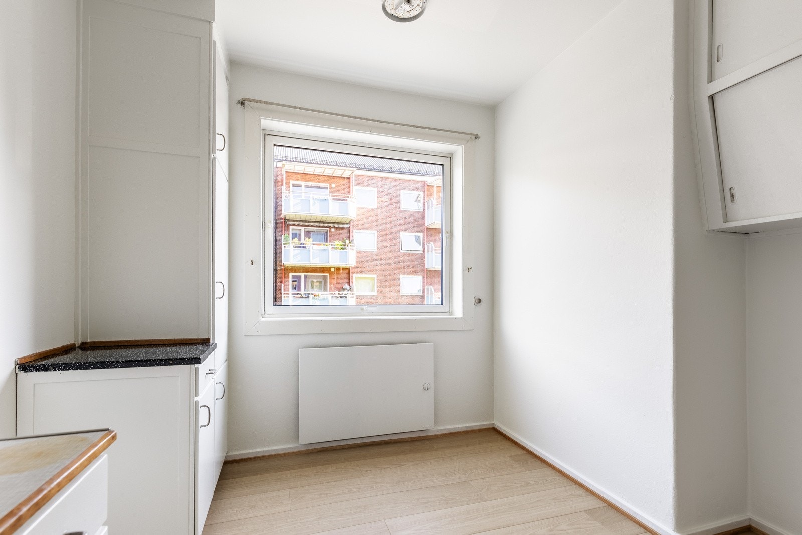 På kjøkkenet er det også plass til et mindre spisebord. Galleribilde