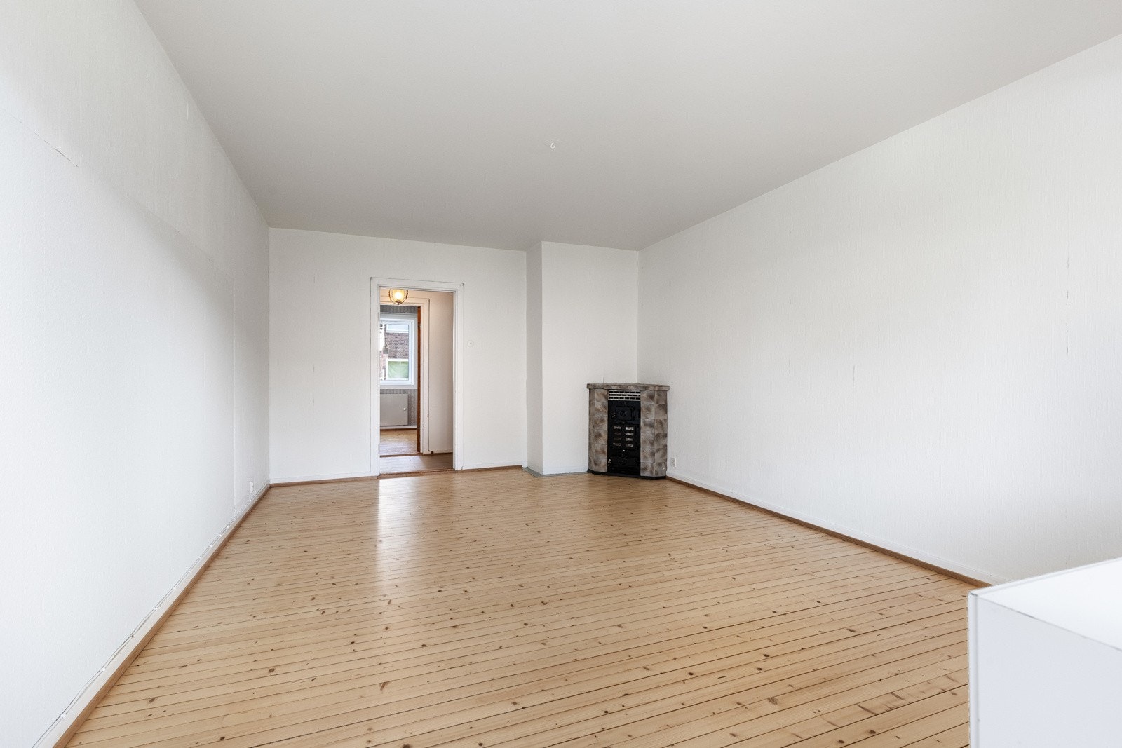 Leilighetens stue er av en fin størrelse og har en praktisk utforming som gjør det enkelt å møblere. Galleribilde