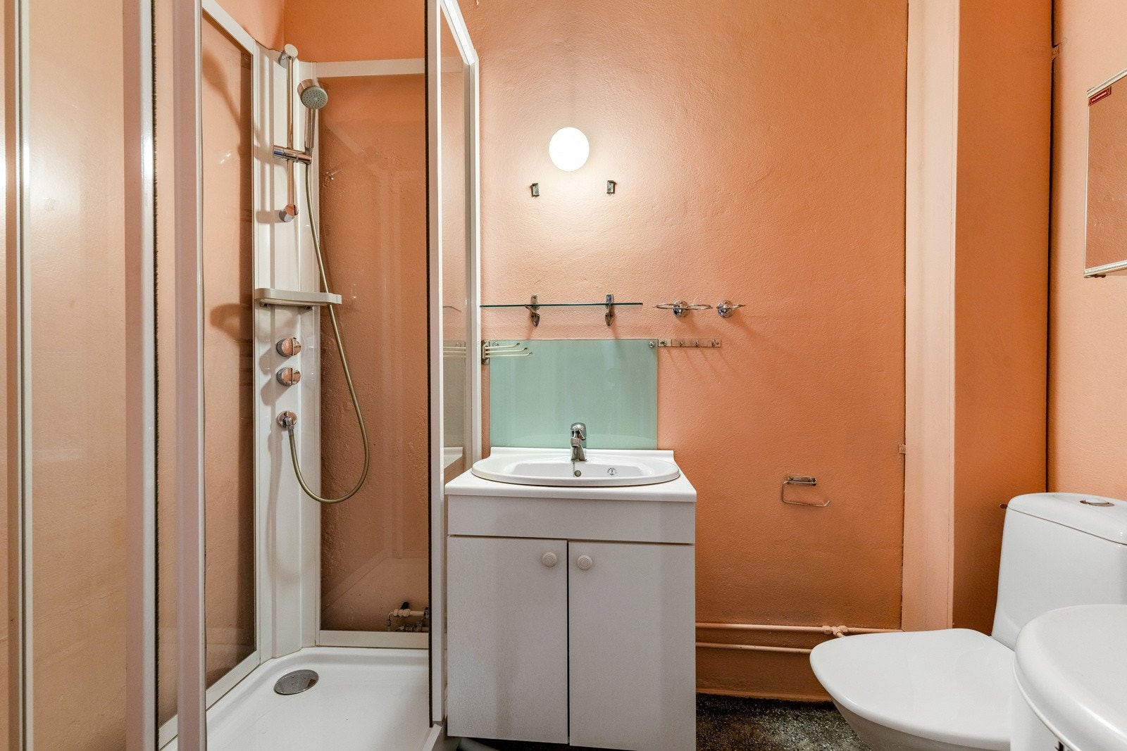 Boligens bad er innredet med toalett, servant og dusjkabinett samt varmtvannsbereder. Galleribilde