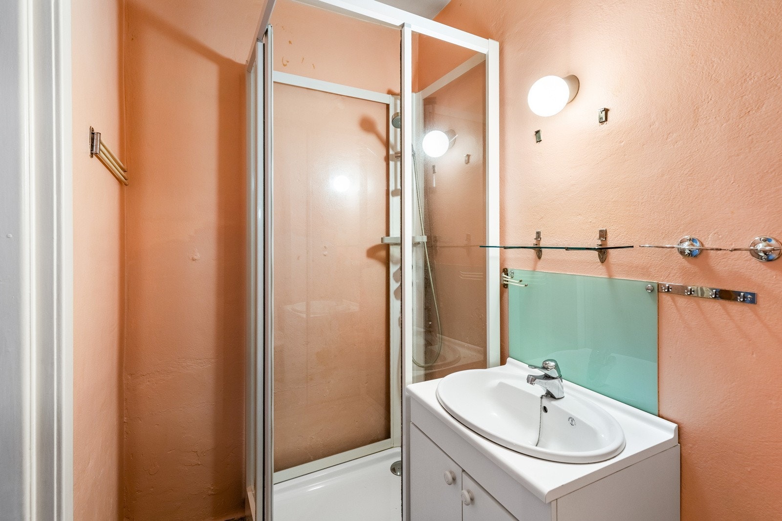 Det er mulighet for å gjøre badet noe større ved å bygge ut i skapet på soverommet. Galleribilde