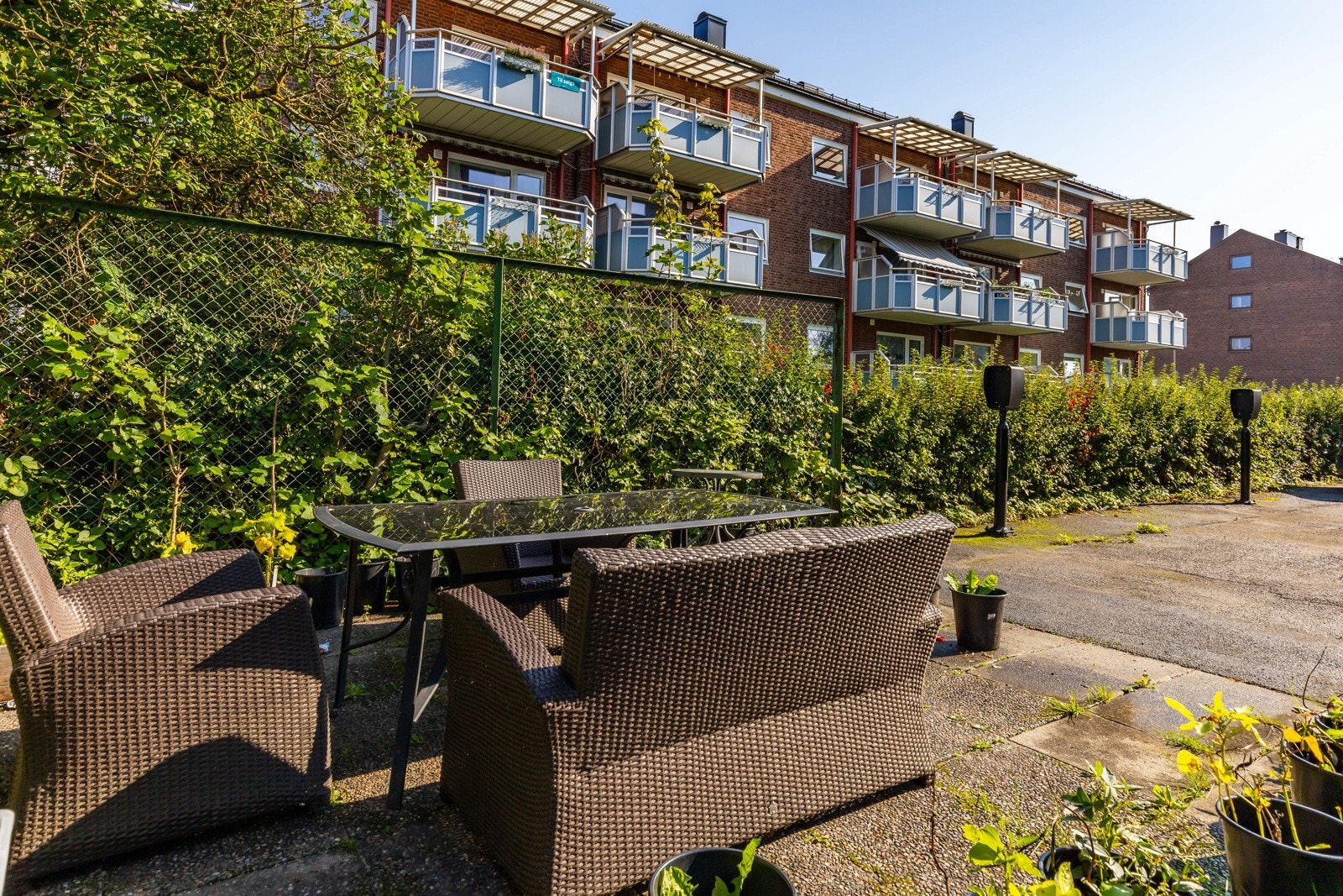 Borettslaget har uteområder opparbeidet med sittegrupper, plen og parkering. Galleribilde