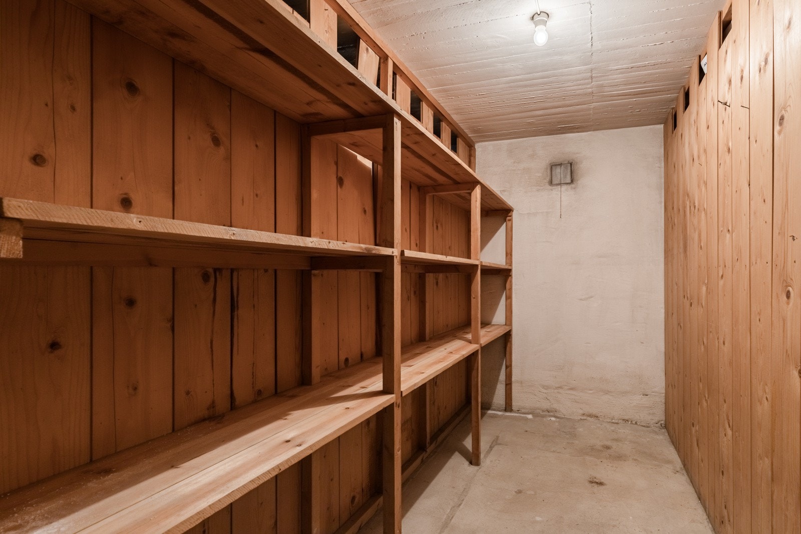 Boligen har totalt 3 boder, her er en av kjellerbodene. Galleribilde