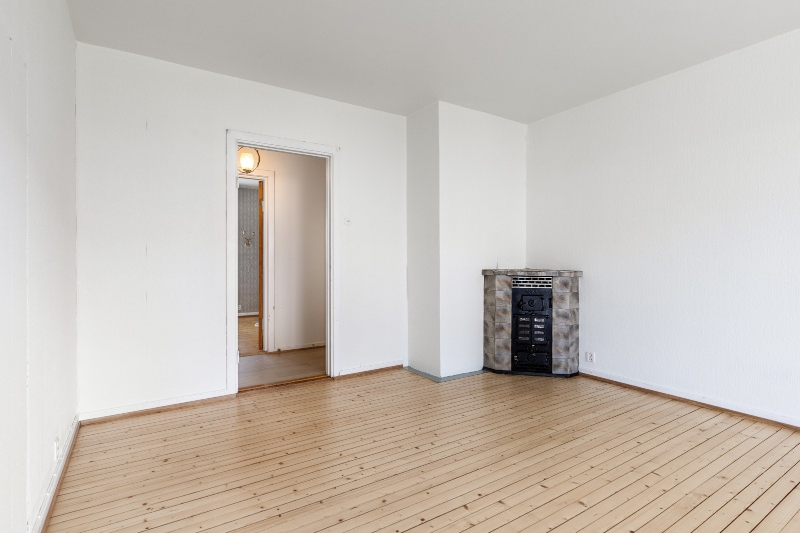 Ildstedet i stuen gir en lun atmosfære og varmer godt på vinterhalvåret. Galleribilde