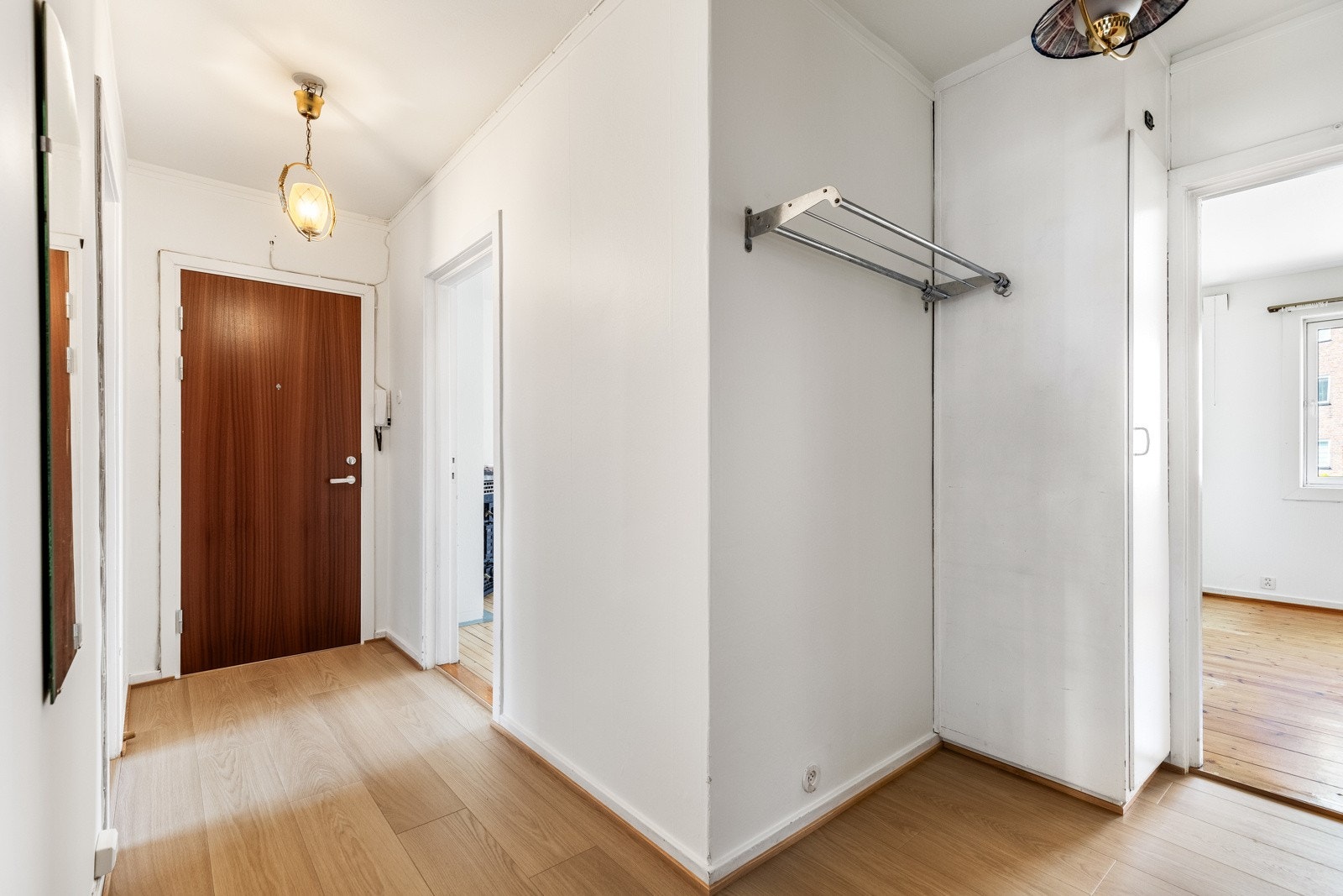 Boligens entré har tilkomst til alle rommene. Galleribilde