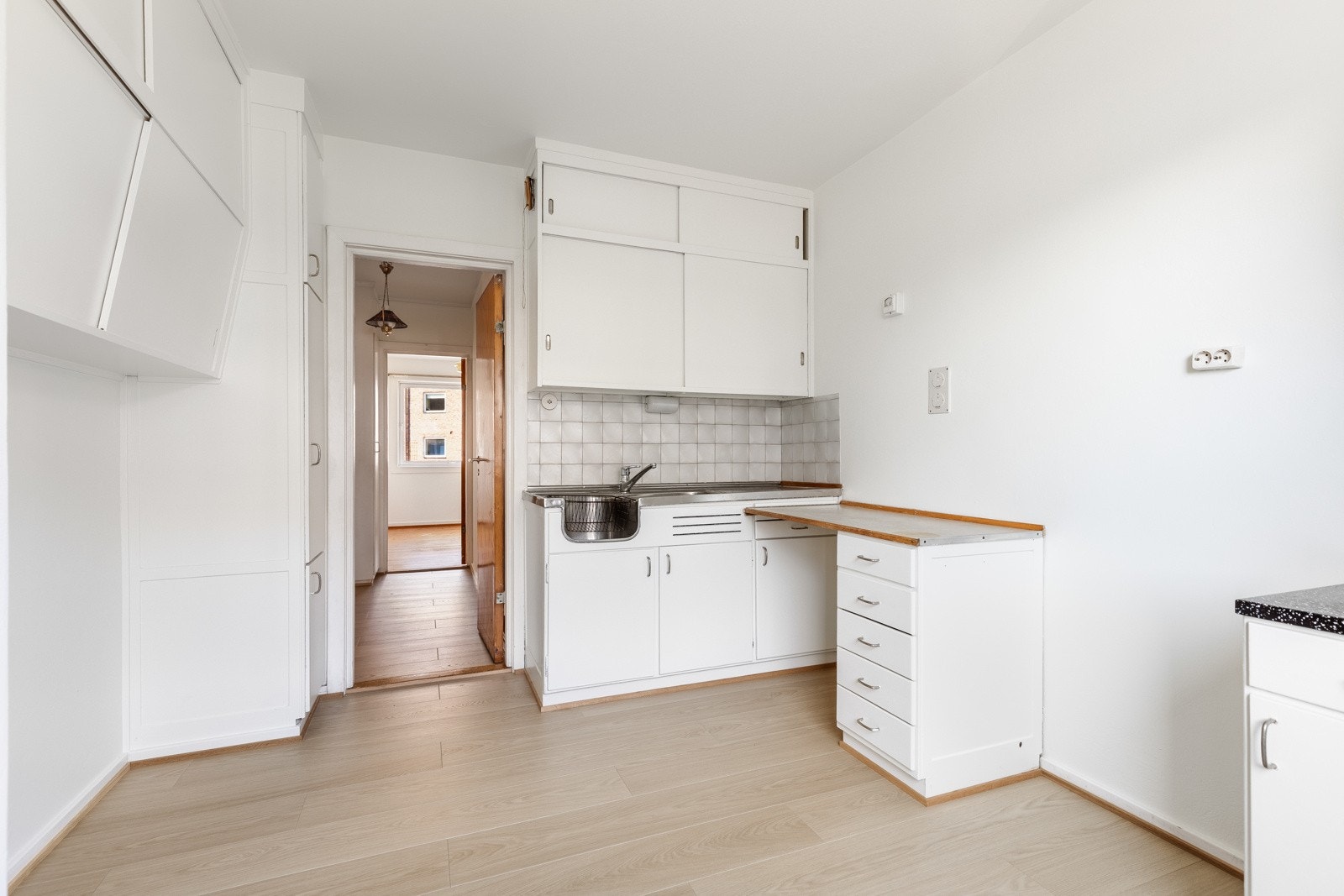 Boligens kjøkken er av eldre dato og det bør påregnes oppgradering i nærmeste fremtid. Galleribilde