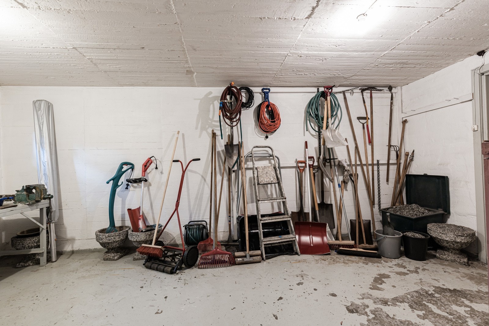 Borettslaget har godt med utstyr til hagearbeid ol. som kan lånes av andelseiere. Galleribilde