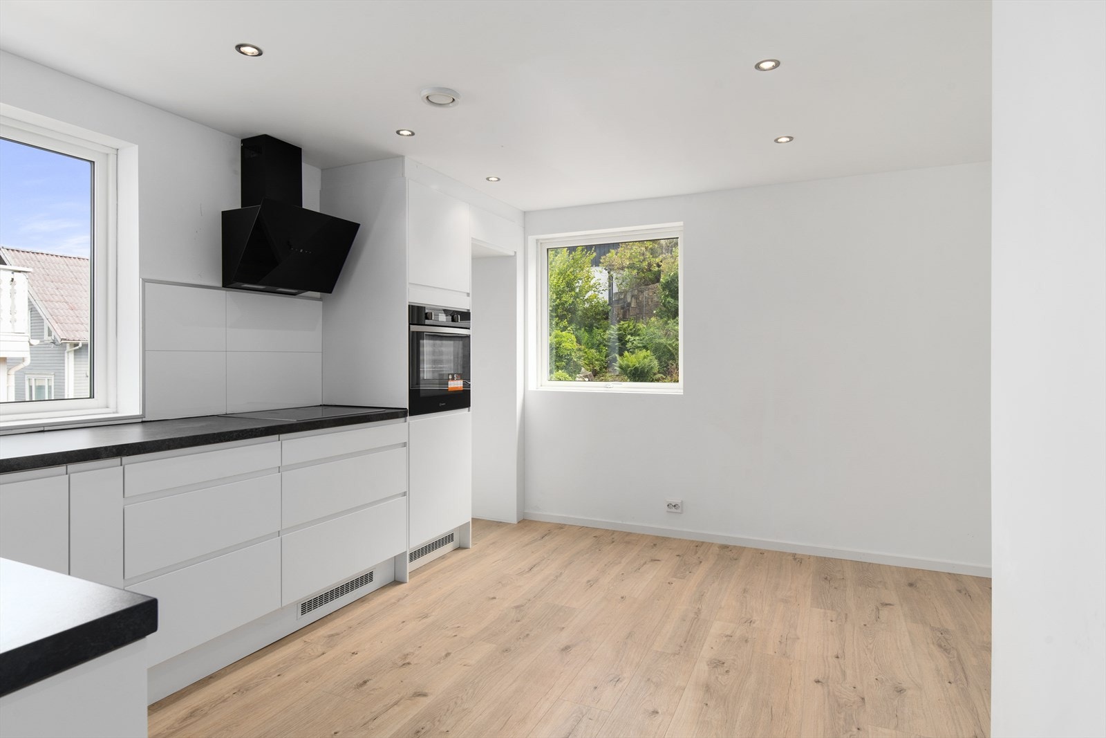 Kjøkkenet er utvidet for maksimal utnyttelse av rommet. Her får man gode arbeidsflater, rikelig med oppbevaring og plass til spisebord. Galleribilde