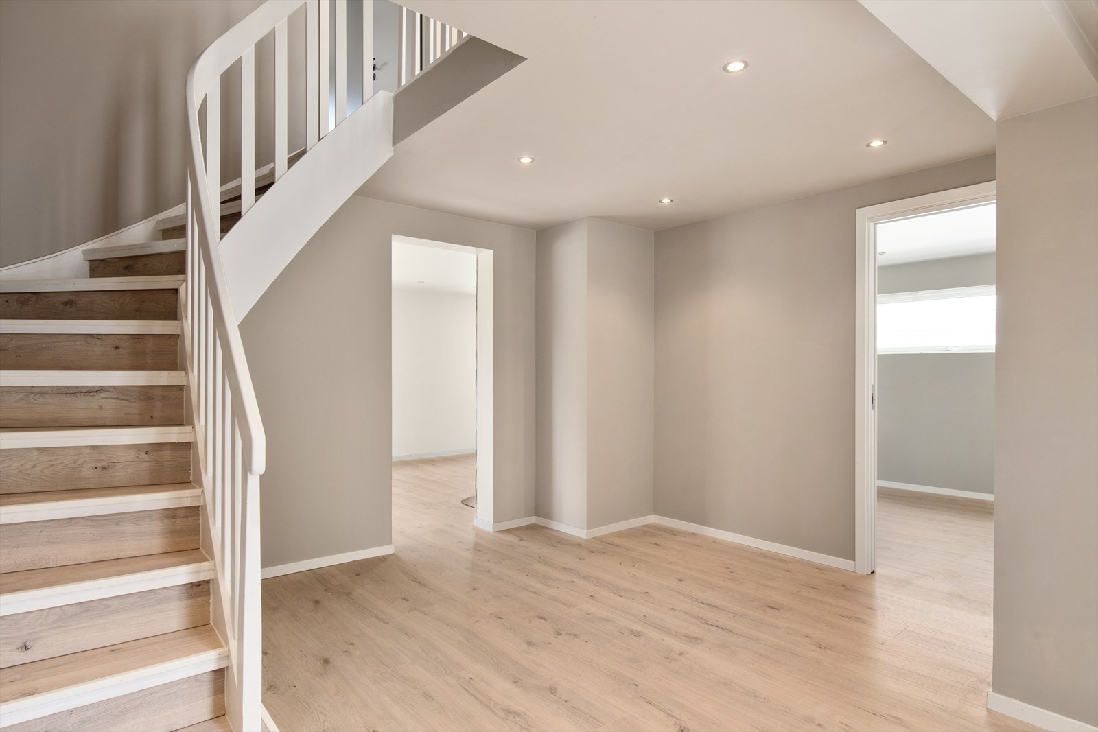 Innbydende entré av god størrelse. Rommet står foreløpig uinnredet, men her kan man møblere etter eget ønske. Med plass til stort garderobeskap og lettere knagger finner man alltid plass til yttertøy. Galleribilde