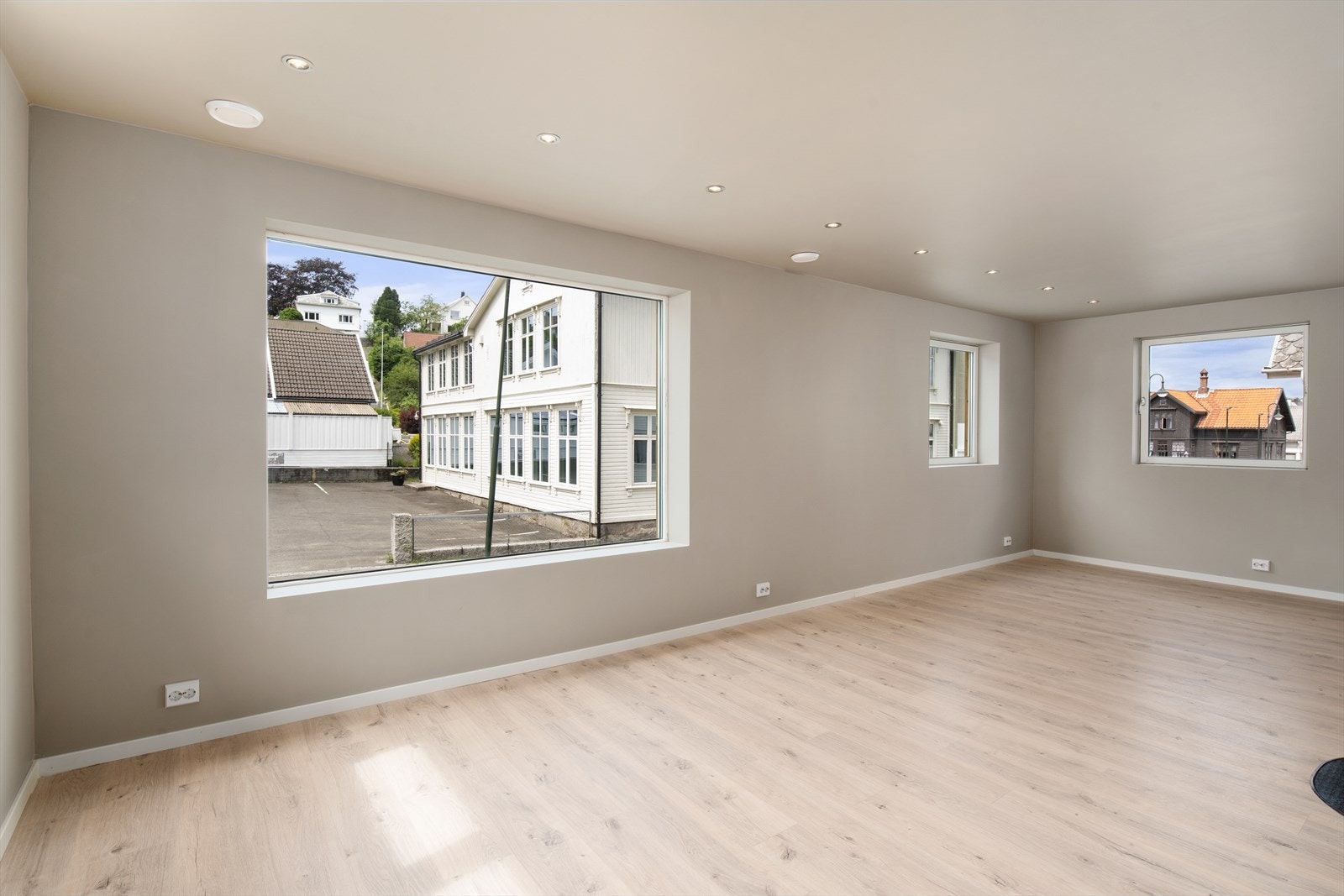 Store vindusflater sikrer rikelig med naturlig sollys. Ellers har rommet downlights i himling. Galleribilde