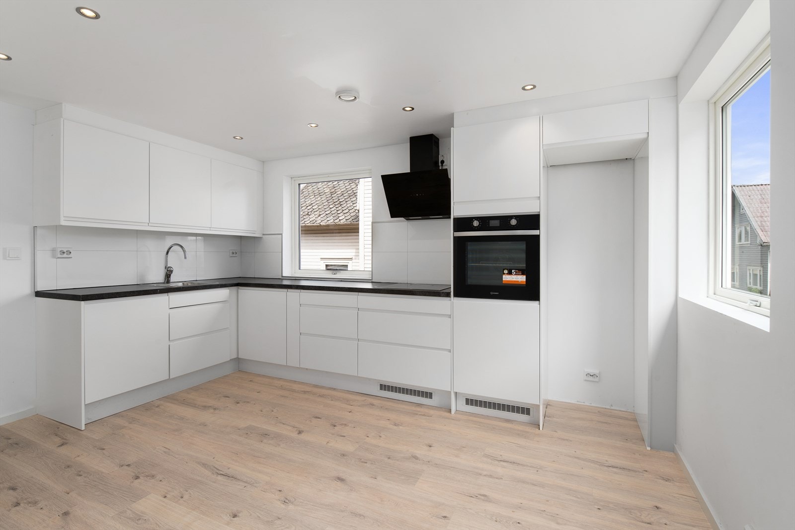 Integrerte hvitevarer medfølger handel. Galleribilde