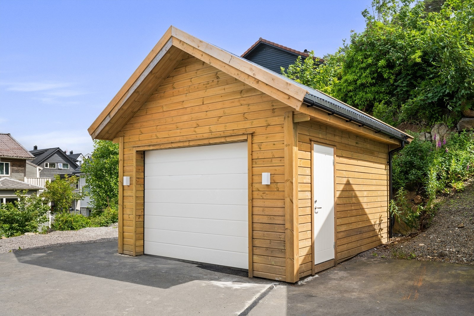 Ny garasje med innlagt strøm for mulighet til å sette inn elbil-lader. Elektrisk garasjeport. Galleribilde