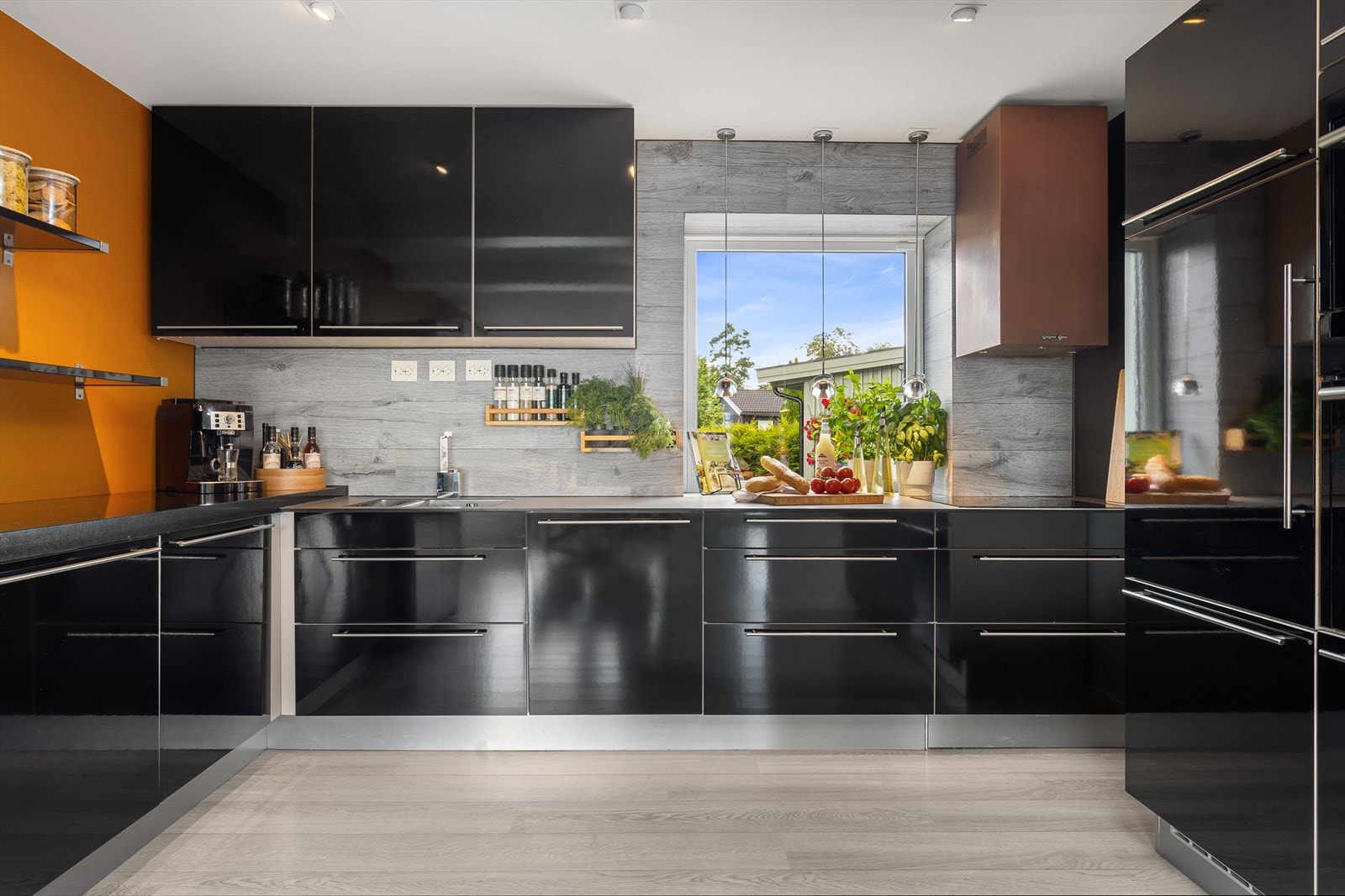 Stilrent og moderne kjøkken med alt en måtte trenge av skap-, skuff- og benkeplass. Benkeplater både i stein og høytrykkslaminat. Galleribilde