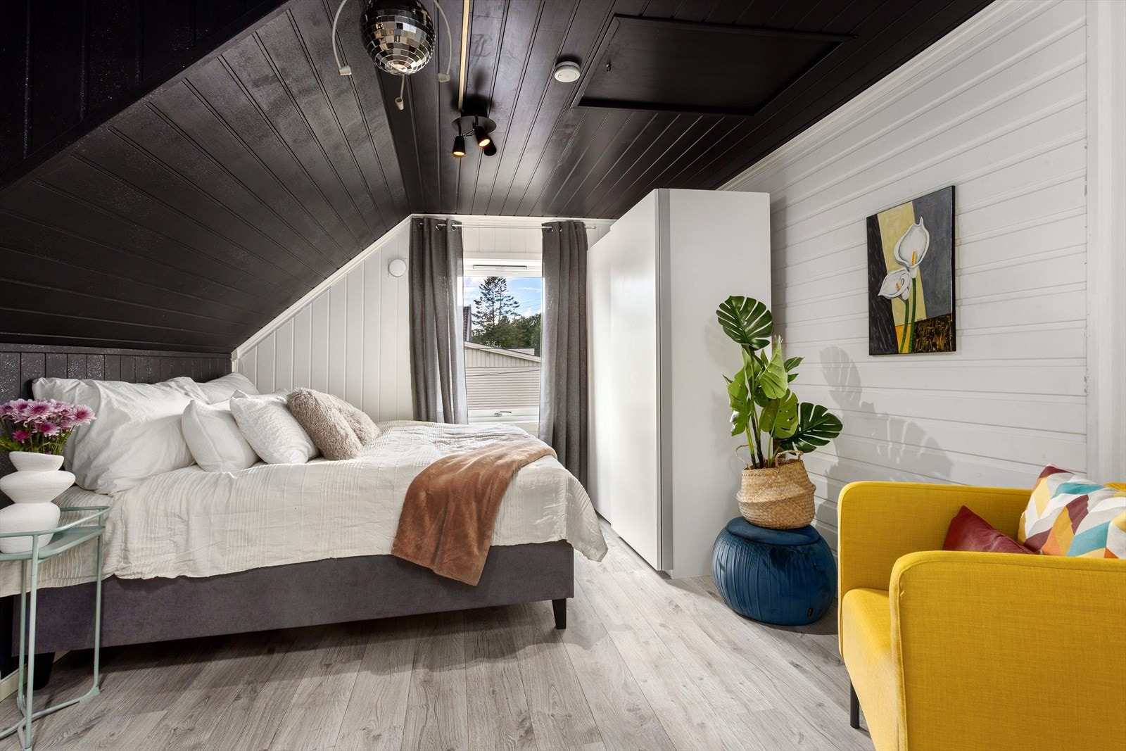 Soverom 2 med skyvedørsgarderobe Galleribilde