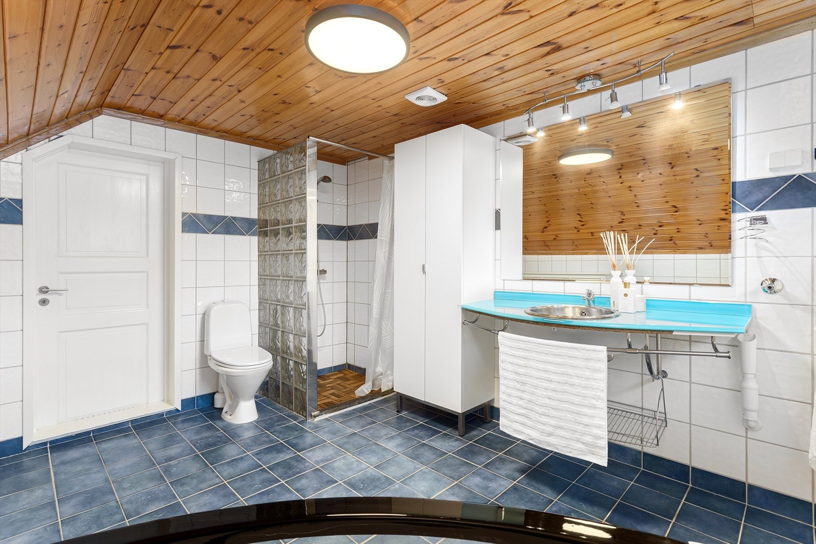 For øvrig er badet innredet med dusjhjørne, wc og baderomsinnredning. Galleribilde