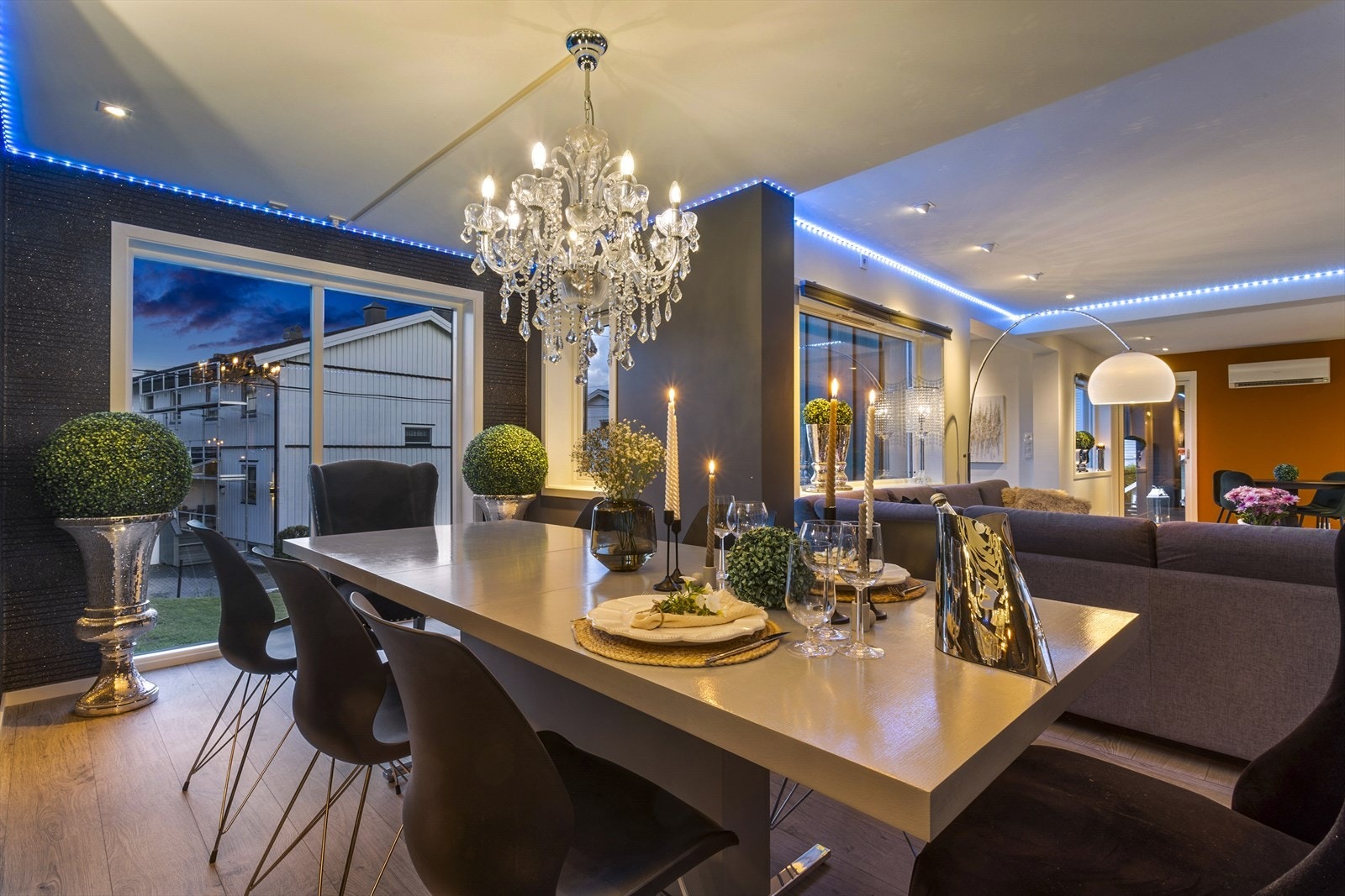 Samle familie og/eller venner rundt middagsbordet for et hyggelig måltid Galleribilde