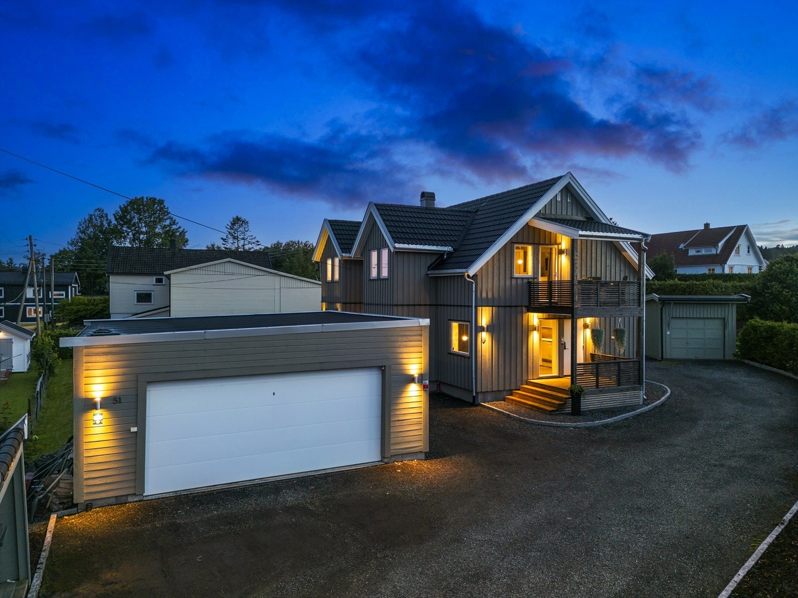 Stor dobbeltgarasje med plass til to store biler, epoxy på gulv, god tilgang på strøm både innvendig og utvendig. Galleribilde