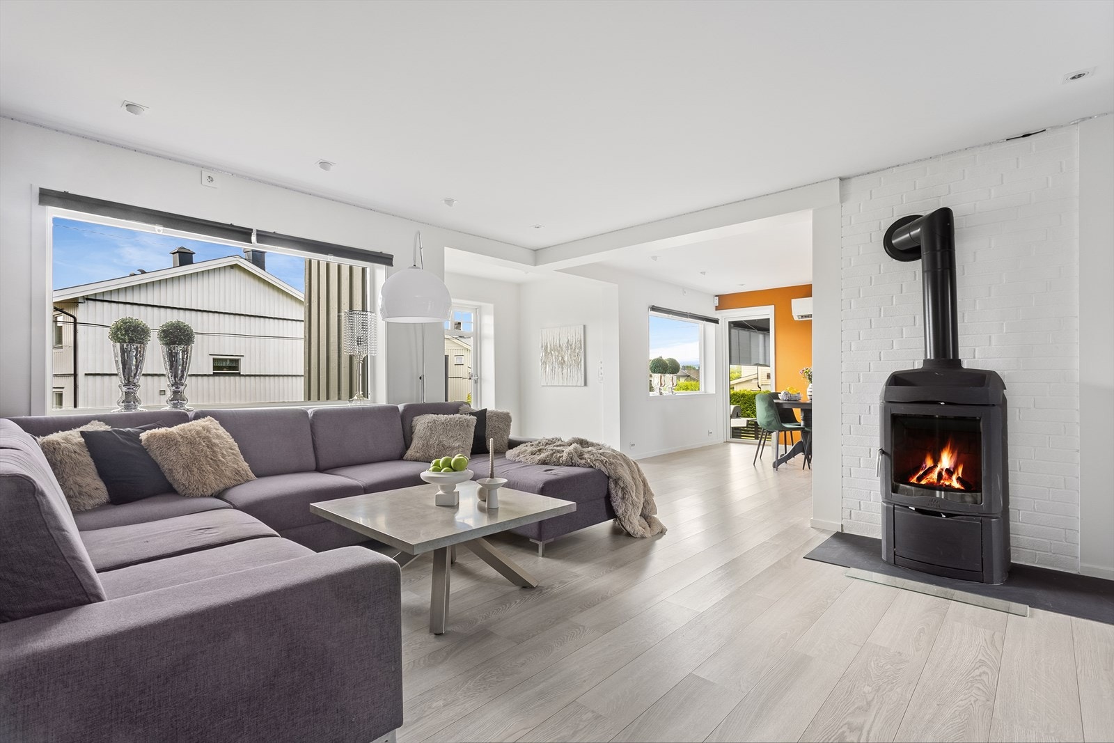 Stor vedovn som både varmer opp hele huset og bidrar til fin stemning. Pipe er rehabilitert med stålrør. Galleribilde