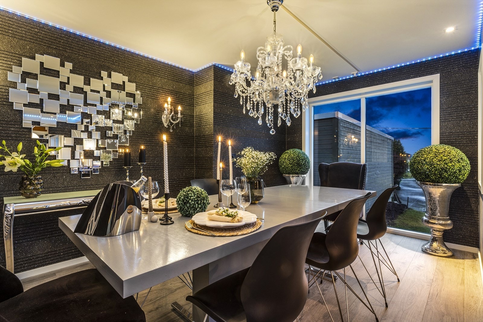 Spisestue med gode vindusflater. Galleribilde