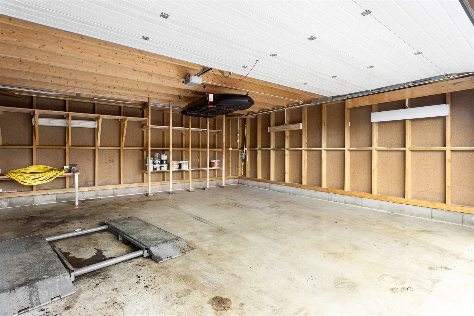 Stor dobbeltgarasje med plass til to store biler, epoxy på gulv, god tilgang på strøm både innvendig og utvendig. Galleribilde