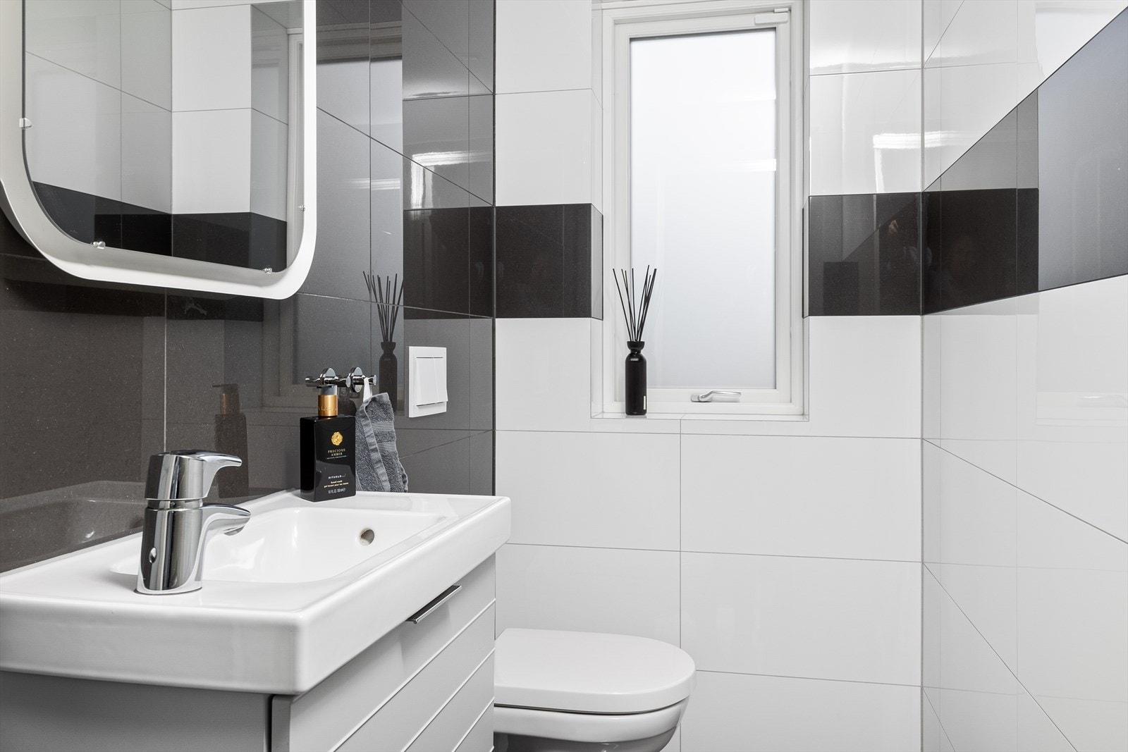 Separat wc-rom med vegghengt wc og lys innredning Galleribilde