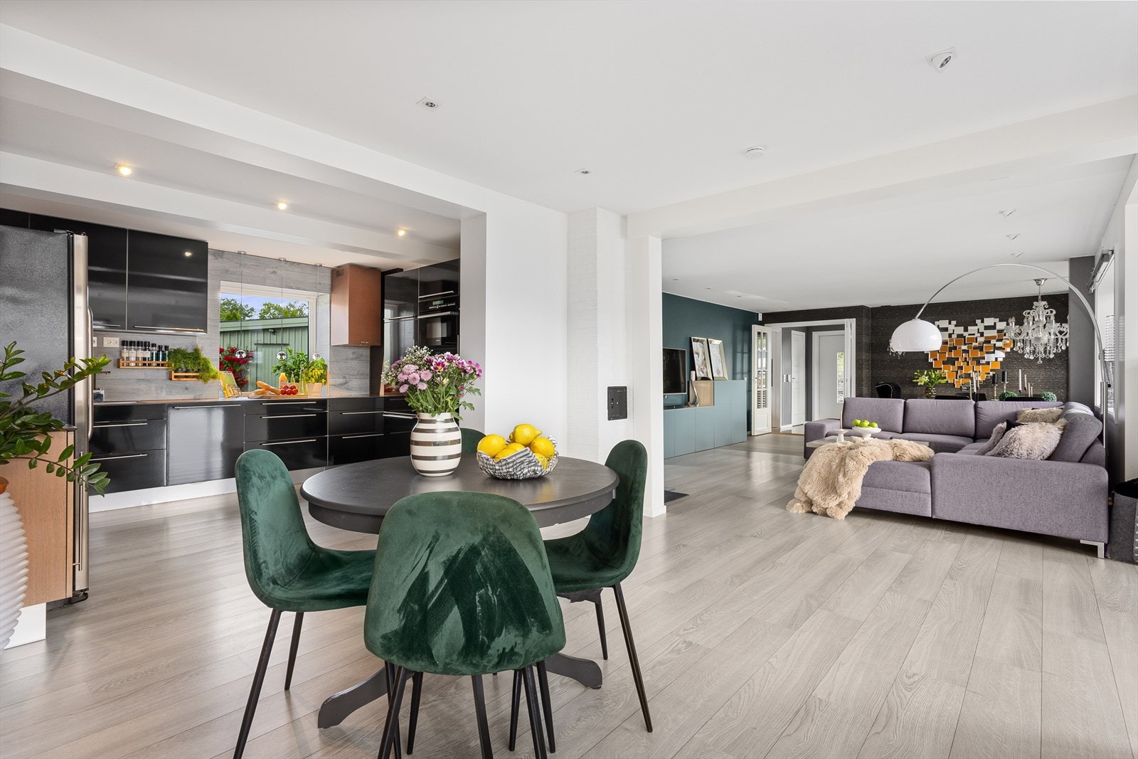 Kjøkkenet er i en delvis åpen løsning mot stuen Galleribilde