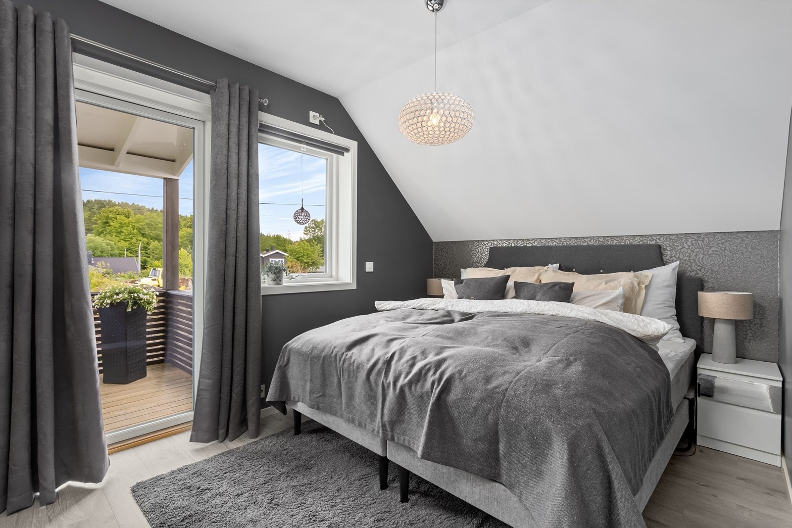 Hovedsoverommet byr på god plass for dobbeltseng og nattbord. Her har en også videre utgang til overbygget balkong med morgensol hvor morgenkaffen kan inntas. Galleribilde