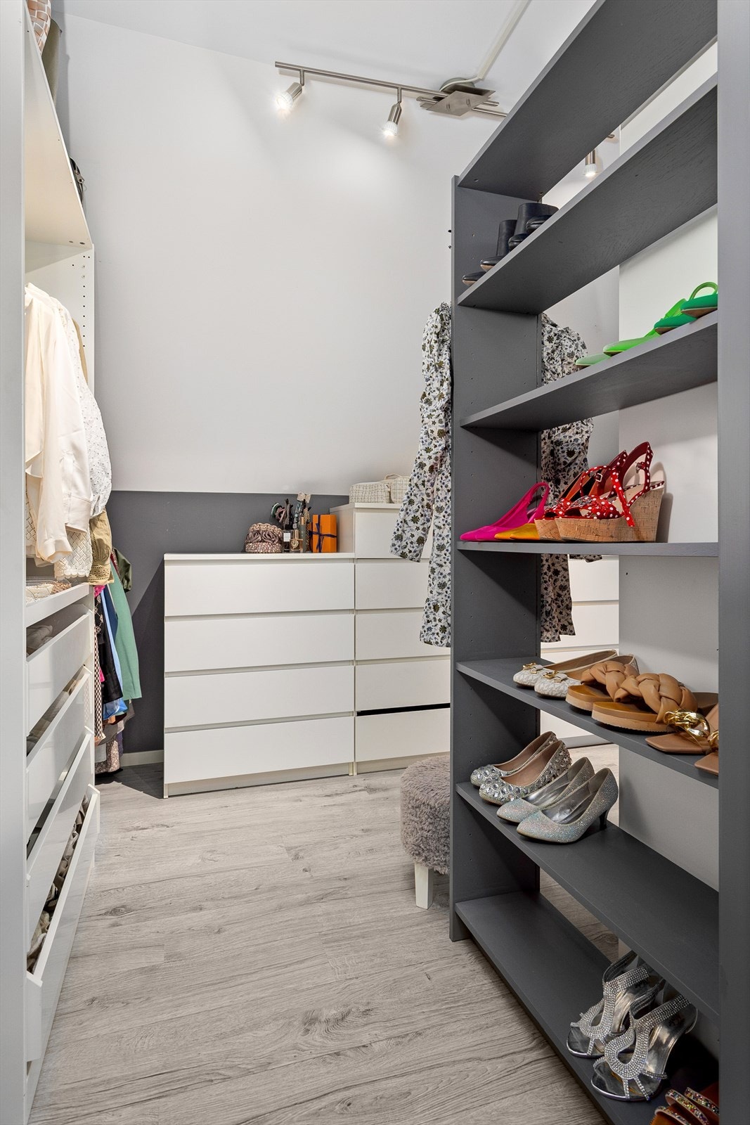 God plass for smarte og praktiske garderobeløsninger Galleribilde