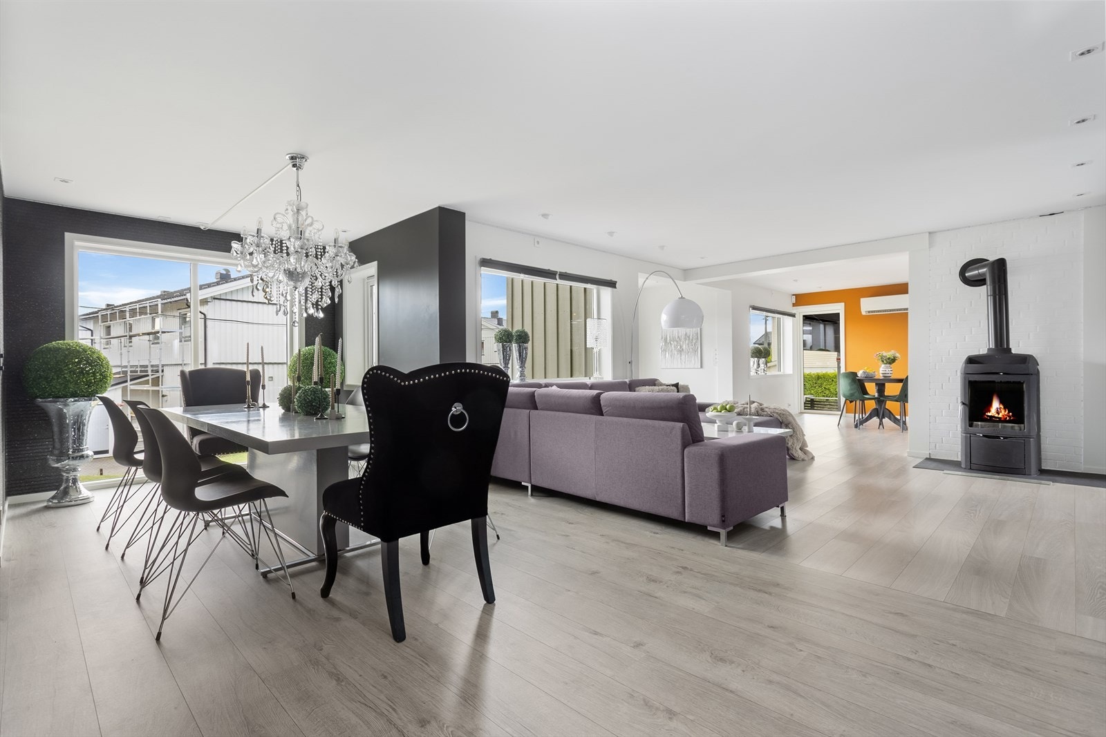 Velkommen inn i en stor, lys og innbydende stue med gjennomgående høy og god standard. Galleribilde