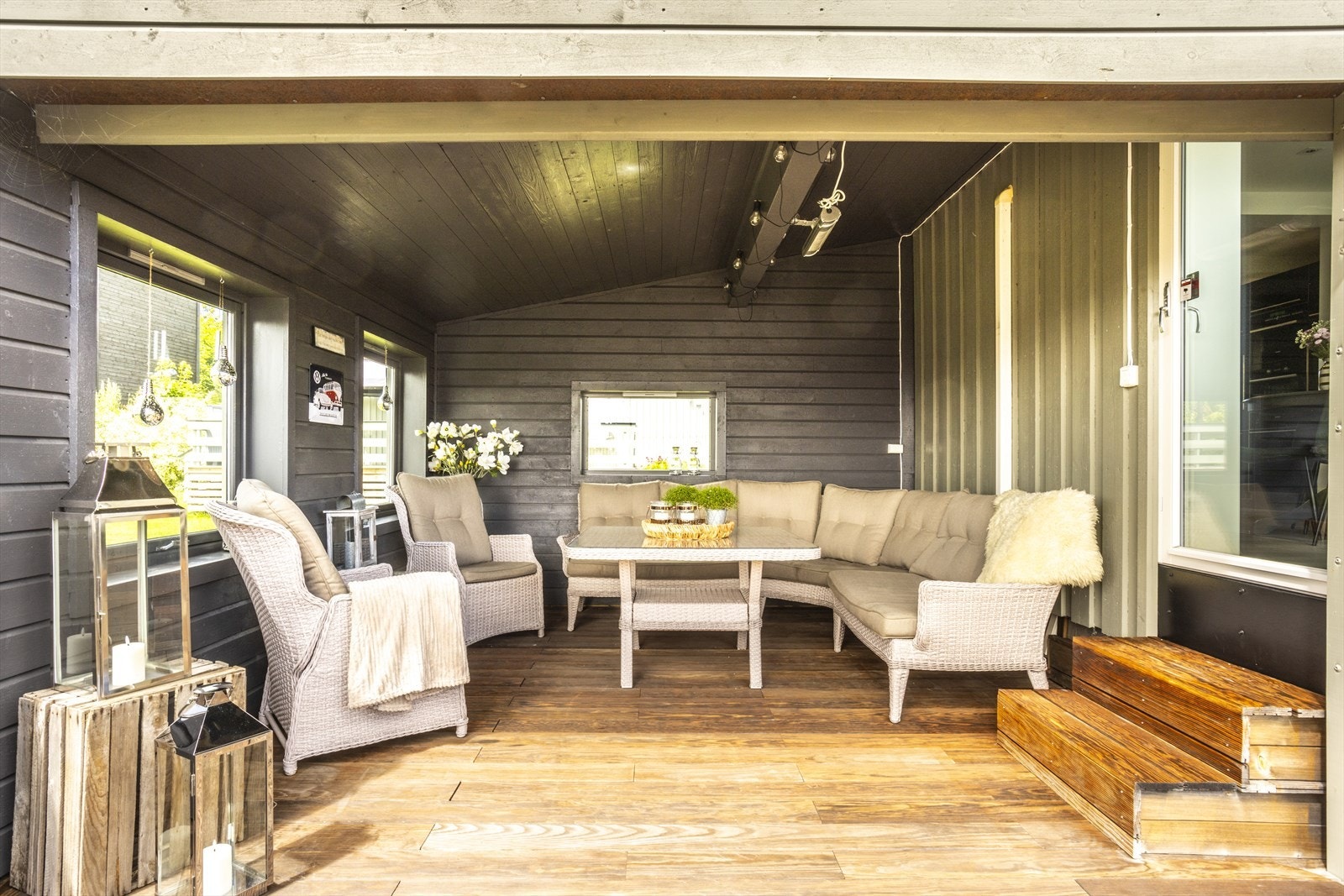 Videre utgang til overbygget lun del av terrassen med strømuttak og lys. Galleribilde