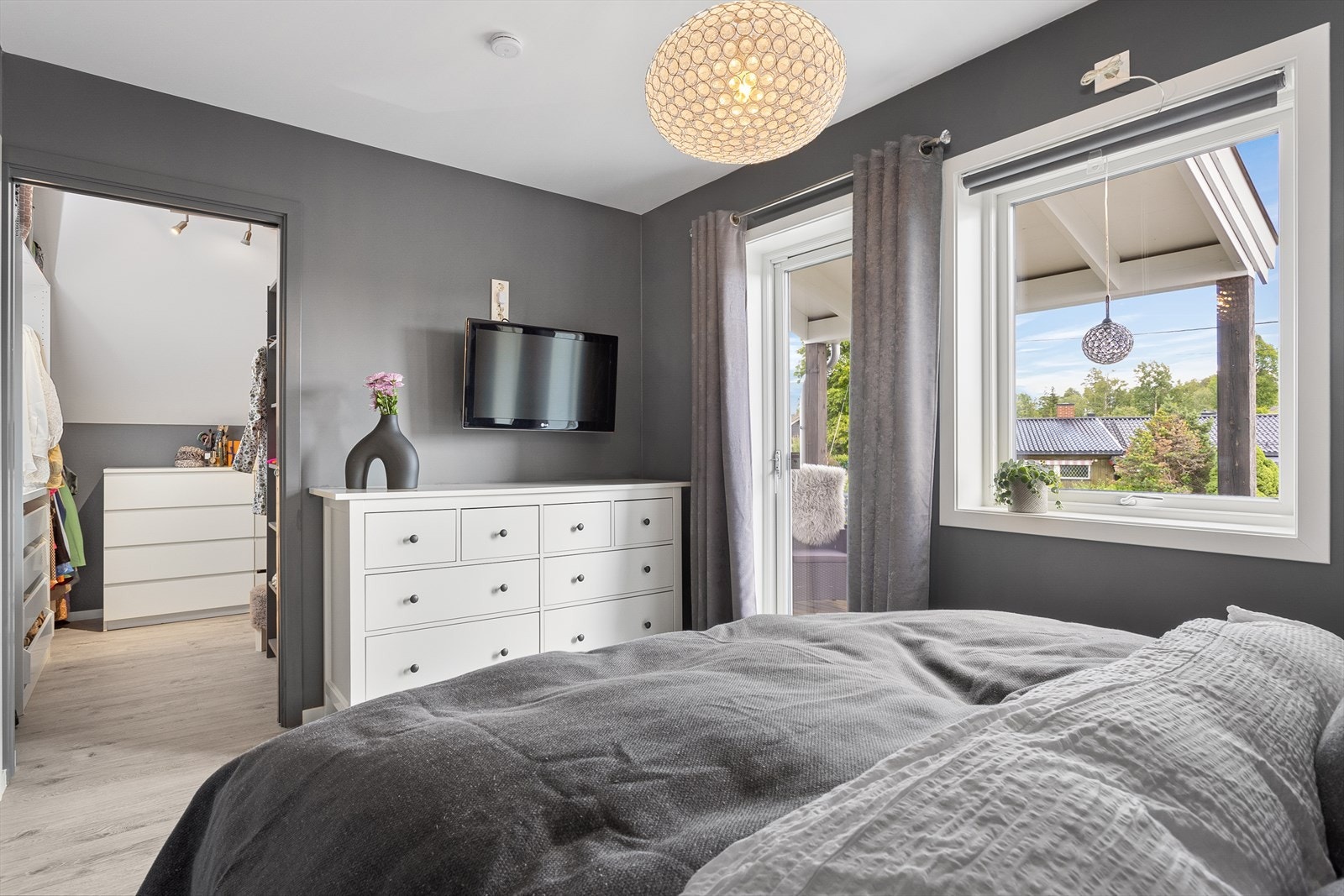 Hovedsoverommet har også walk-in garderobe Galleribilde