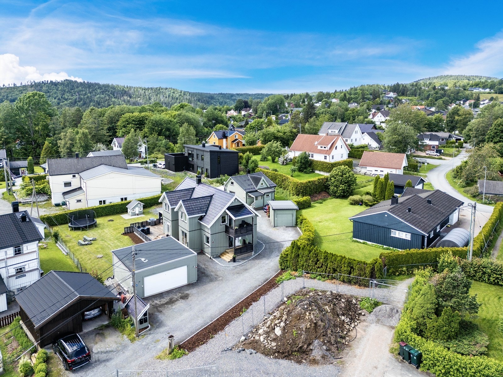 Boligen ligger svært fint til i en blindvei Galleribilde