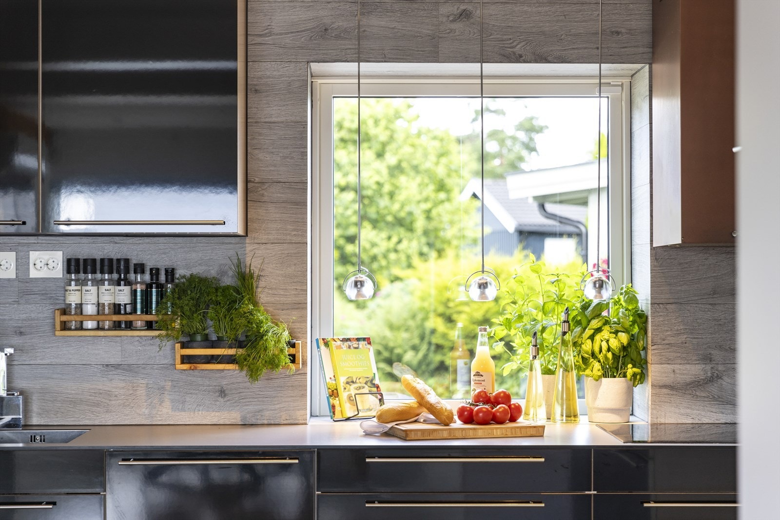 Kjøkkenet er av høy standard av type HTH med integrerte hvitevarer. Galleribilde