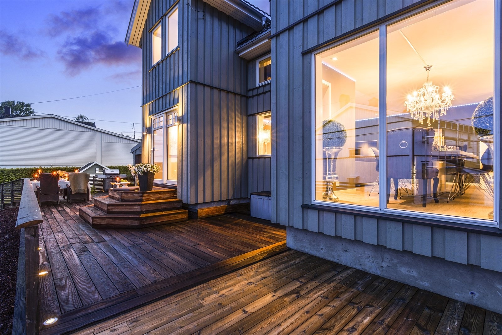 Utelys freset inn i terrassen skaper en magisk kveldsstemning Galleribilde