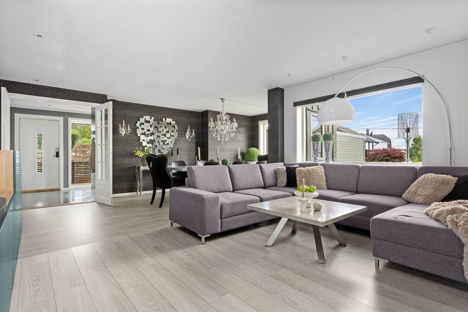 Gode vindusflater sørger for at rommet får godt med naturlig lys. Legg merke til eksklusiv tekstiltapet i spisestue. Galleribilde