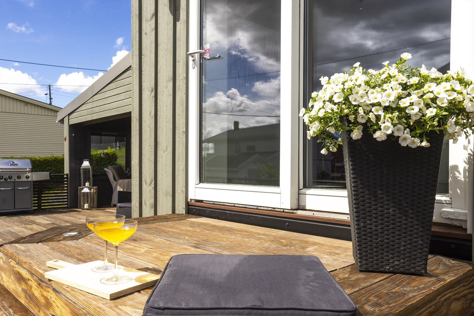 Terrasse gulv av vedlikeholdsfritt materialet type Kebony, med nedfelt ledlys på tidsur. Galleribilde