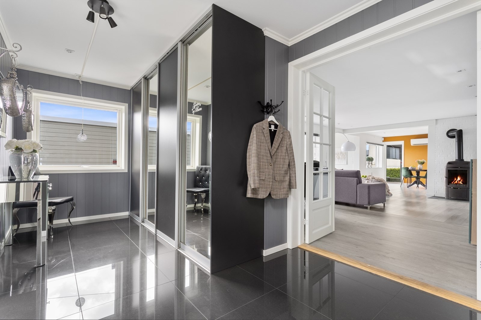 Velkommen inn i en stor og romslig entre, med praktisk og plassbygget skyvedørsgarderobe, varmekabler med direktegang til vaskerom og WC-rom Galleribilde