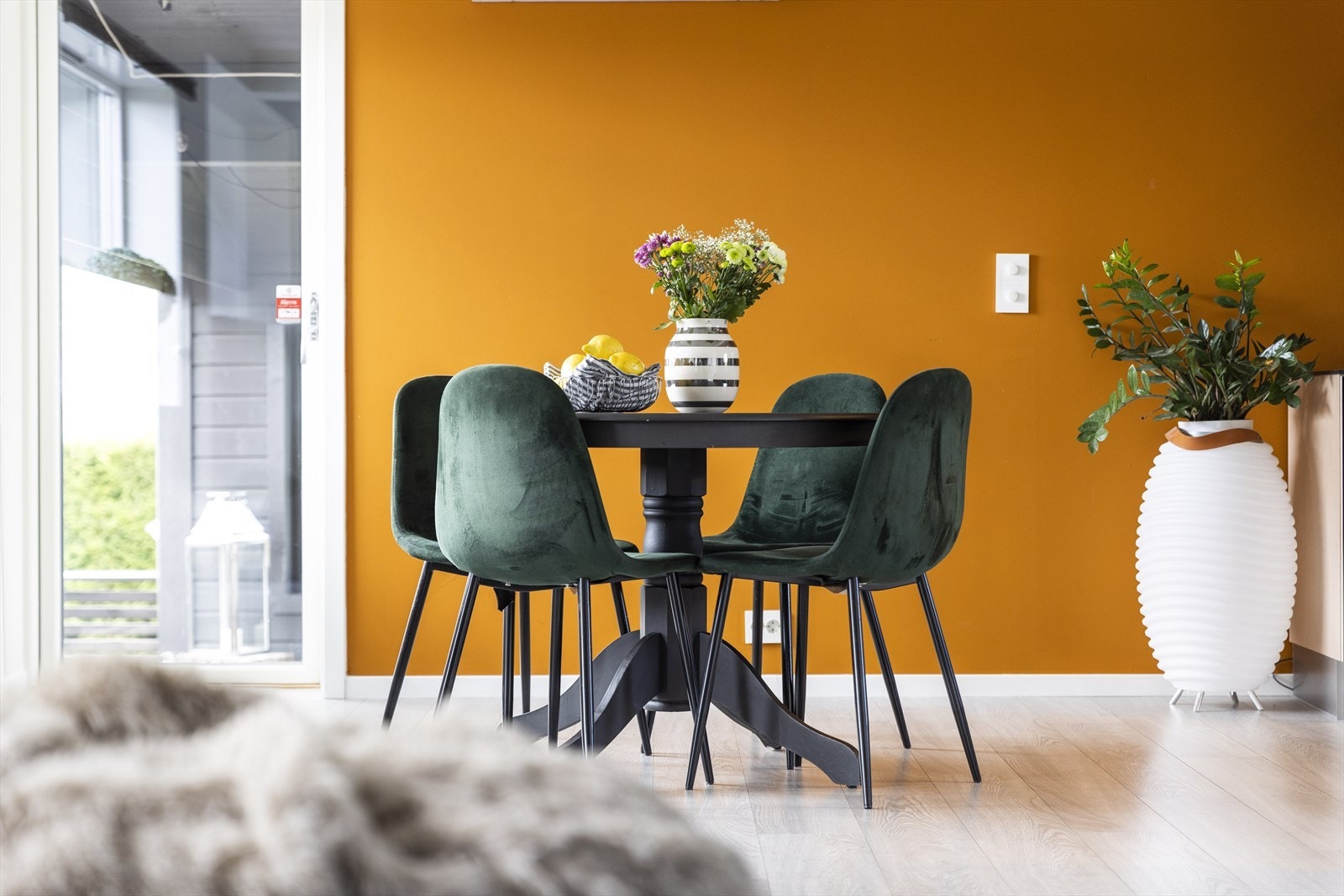 Ved kjøkkensonen er det anledning for å ha enda et spisebord om ønskelig. Det er også utgang til overbygget terrasse. Galleribilde