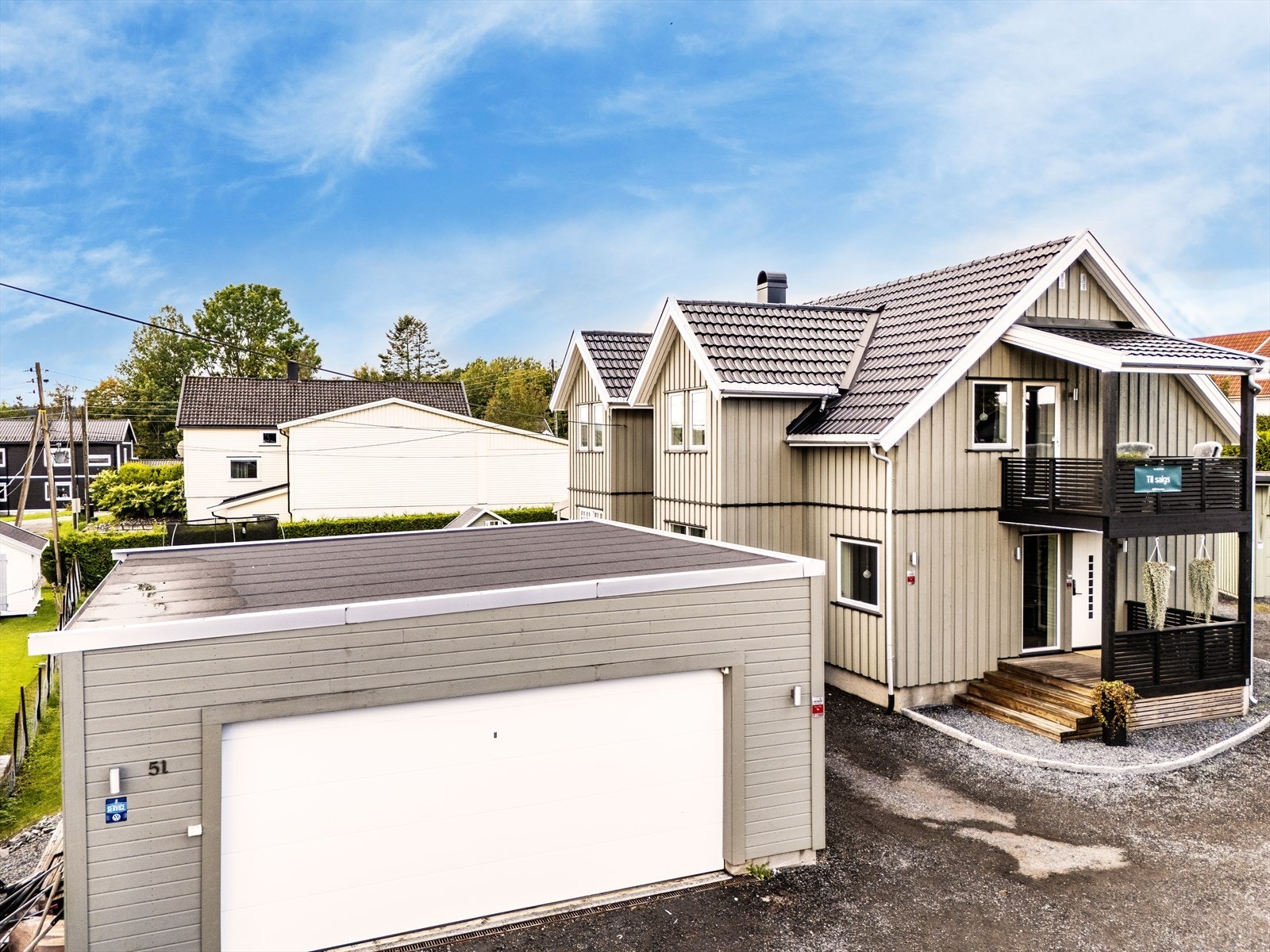 Parkering i stor garasje samt innkjørsel Galleribilde