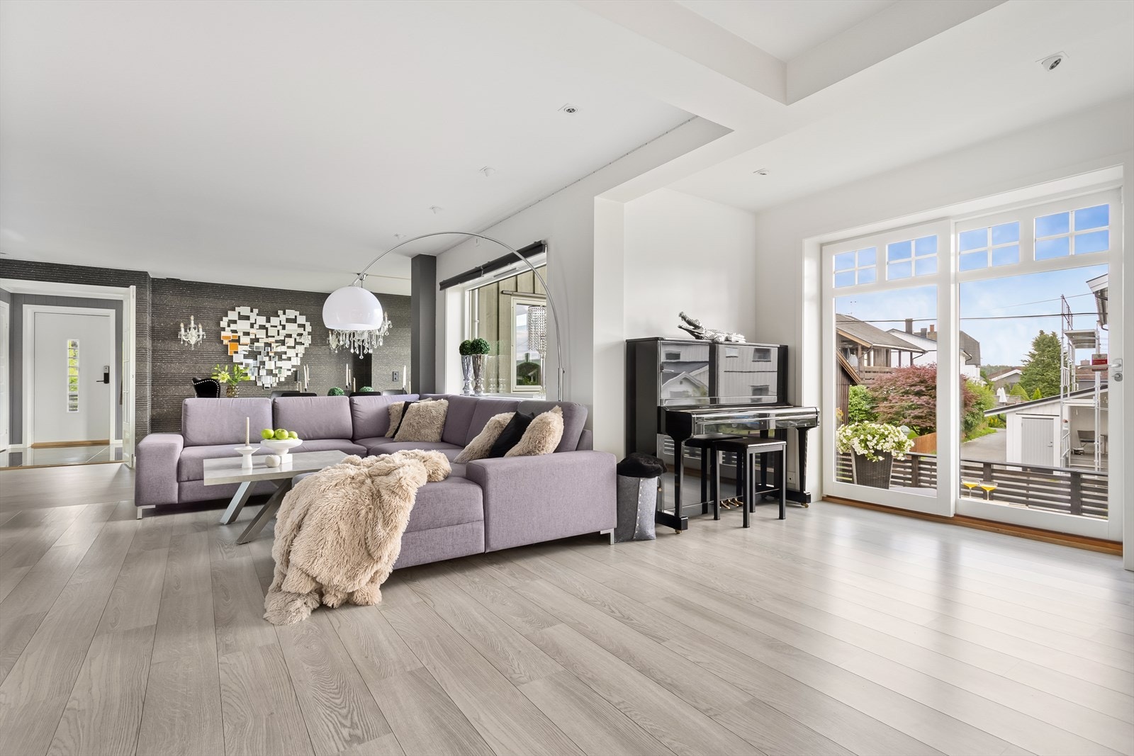 Samtlige gulv, tak, vegger, dører og vinduer er byttet i hele huset. Galleribilde