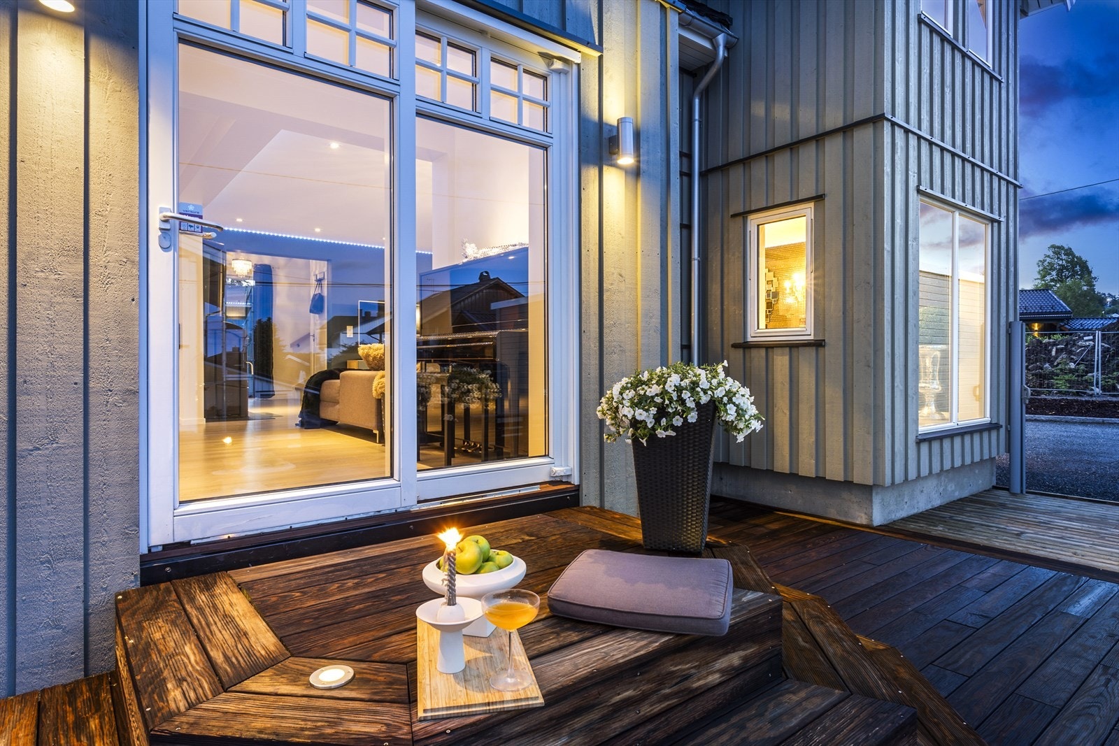 Fra stuen er det flere utganger til de forskjellige uteplassene Galleribilde