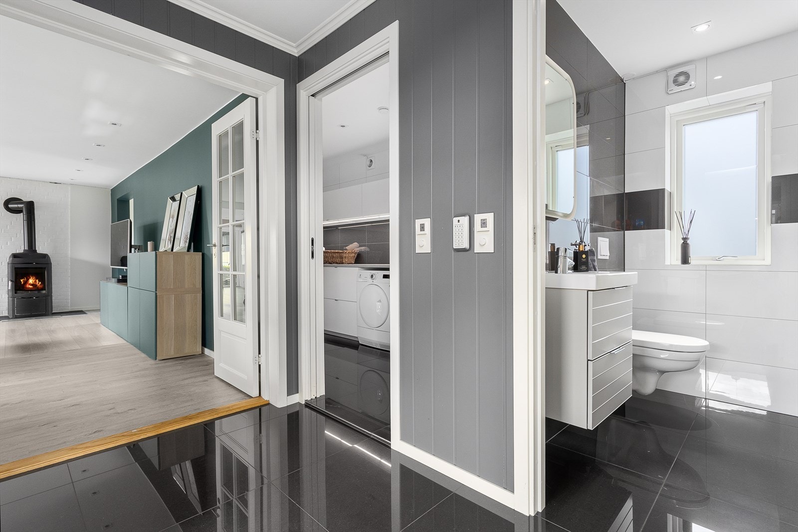 Praktisk vaskerom og wc-rom med direkte adkomst fra entré Galleribilde