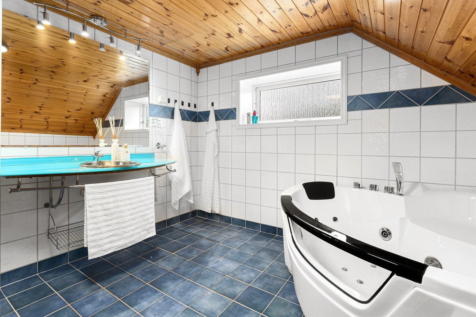 Romslig flislagt bad med varmekabler. Herlig badekar, en sikker vinner blant både store og små. Galleribilde